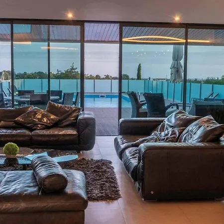 Luxurious 6 Bd W/heated Pool , Golf, Villa Almancil